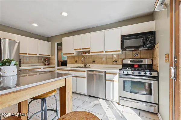 19 Meadowbrook Lane, Freehold, NJ 07728