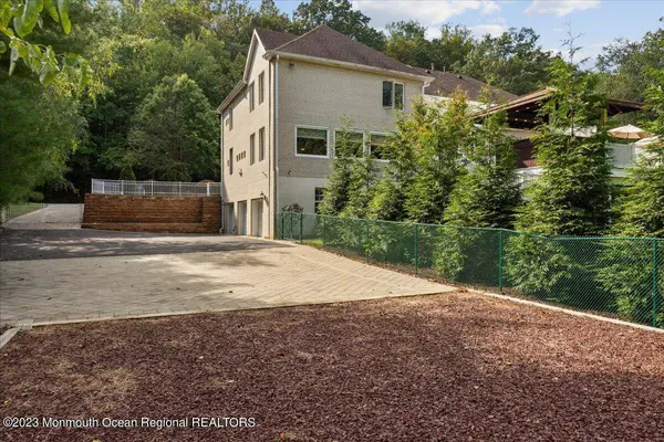 4 Beaver Hill Road, Morganville, NJ 07751