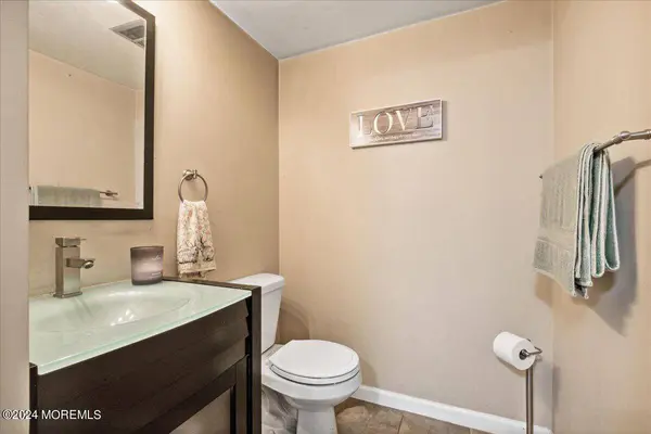 10 Hillside Road, Manalapan, NJ 07726