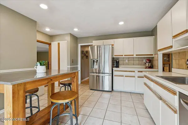 19 Meadowbrook Lane, Freehold, NJ 07728