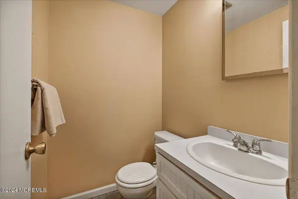 10 Hillside Road, Manalapan, NJ 07726