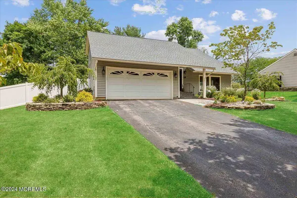10 Hillside Road, Manalapan, NJ 07726