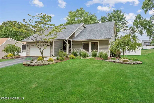 10 Hillside Road, Manalapan, NJ 07726