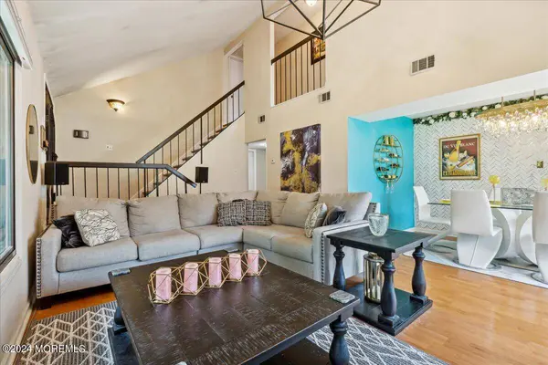 10 Hillside Road, Manalapan, NJ 07726