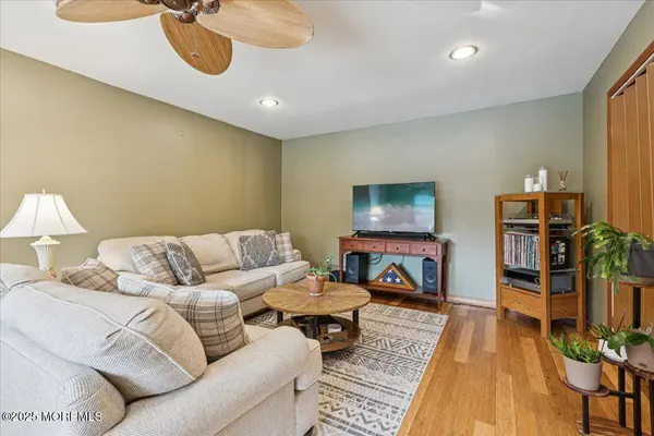 19 Meadowbrook Lane, Freehold, NJ 07728