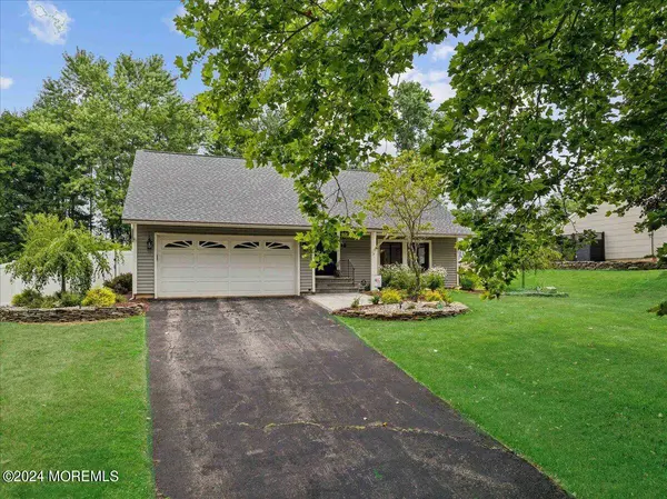 10 Hillside Road, Manalapan, NJ 07726