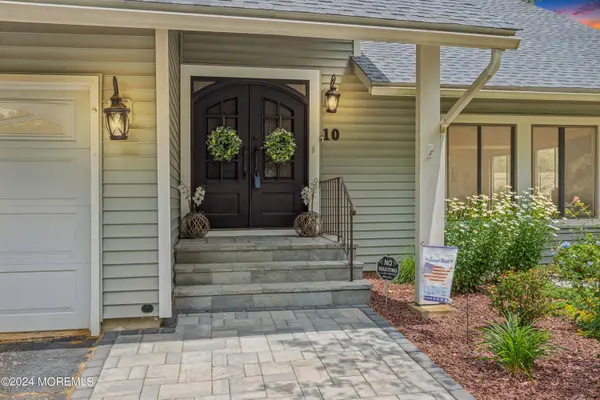 10 Hillside Road, Manalapan, NJ 07726