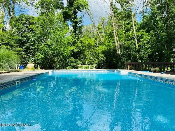 8 Eliot Road, Manalapan, NJ 07726