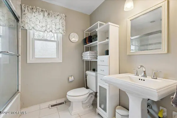 8 Eliot Road, Manalapan, NJ 07726