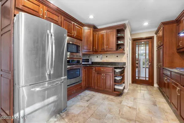 2 Palomino Way, Marlboro, NJ 07746