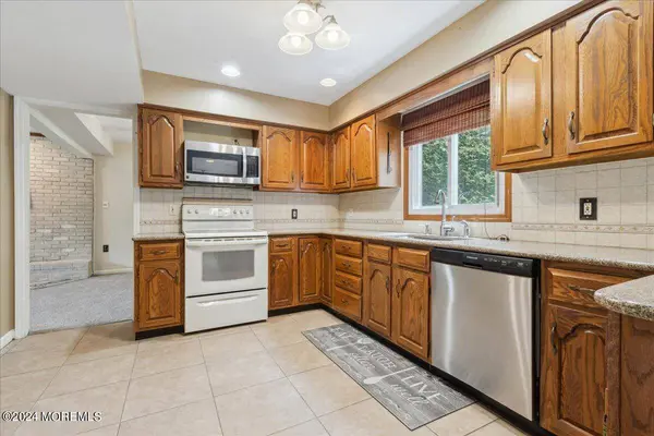 25 Birmingham Drive, Manalapan, NJ 07726