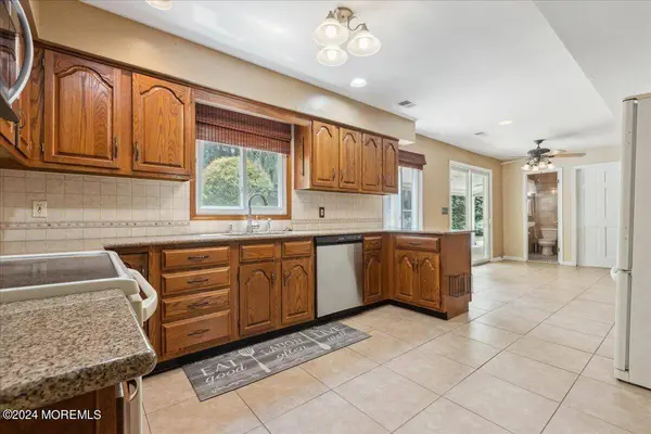 25 Birmingham Drive, Manalapan, NJ 07726