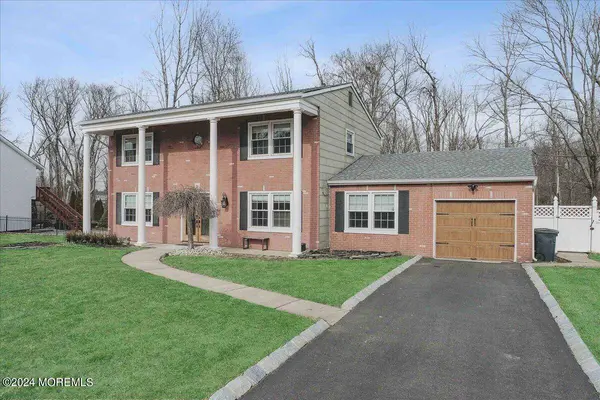 8 Eliot Road, Manalapan, NJ 07726