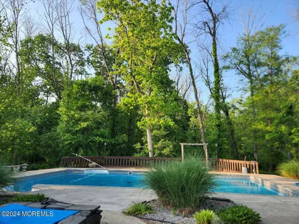 8 Eliot Road, Manalapan, NJ 07726