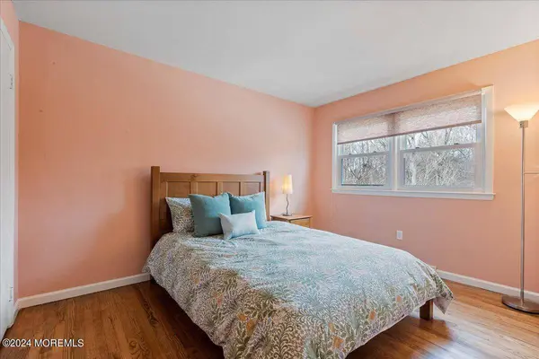 8 Eliot Road, Manalapan, NJ 07726