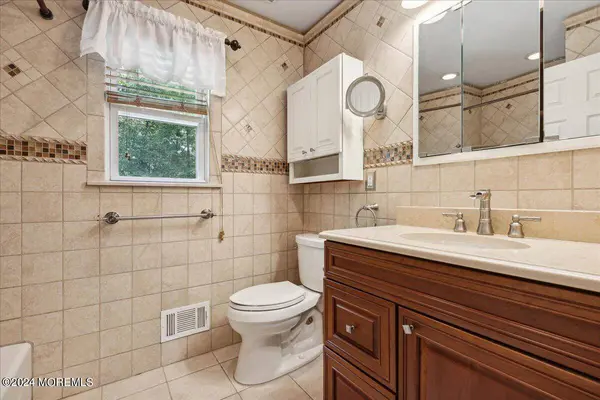 25 Birmingham Drive, Manalapan, NJ 07726