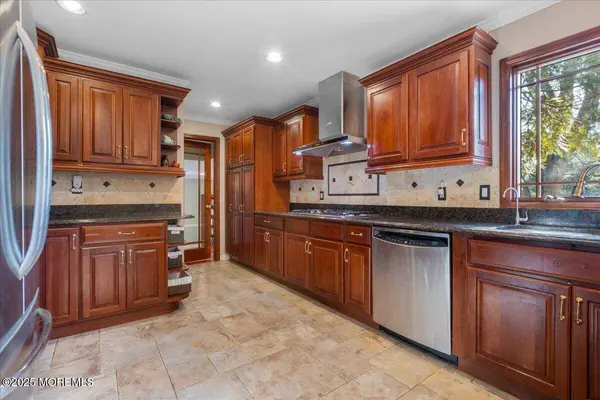 2 Palomino Way, Marlboro, NJ 07746