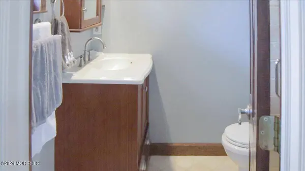 8 Eliot Road, Manalapan, NJ 07726