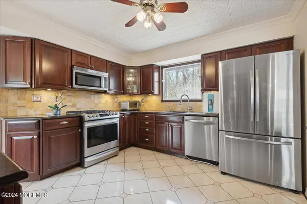 8 Eliot Road, Manalapan, NJ 07726