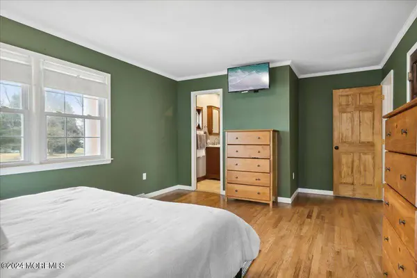 8 Eliot Road, Manalapan, NJ 07726