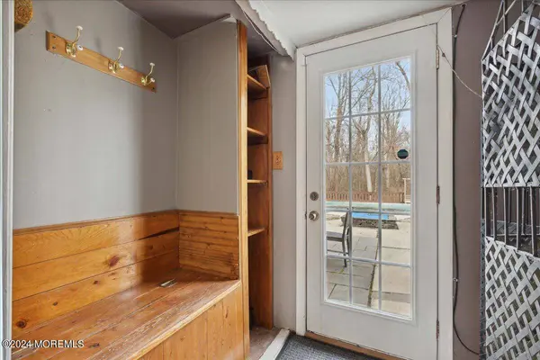 8 Eliot Road, Manalapan, NJ 07726