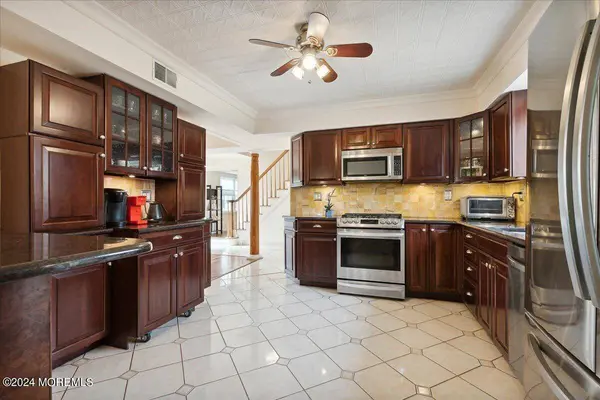 8 Eliot Road, Manalapan, NJ 07726