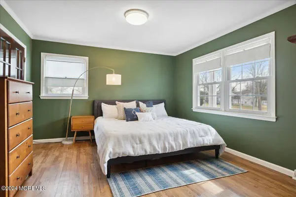 8 Eliot Road, Manalapan, NJ 07726