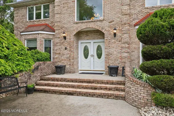 5 Martin Court, Manalapan, NJ 07726