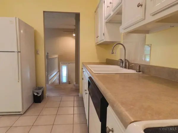 2566 Meadowmar Ln, Cincinnati, OH 45230