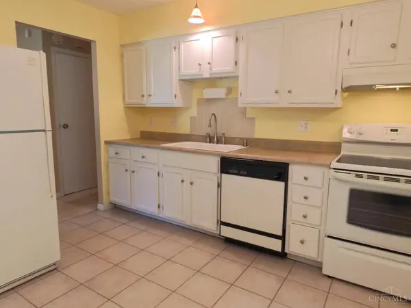 2566 Meadowmar Ln, Cincinnati, OH 45230