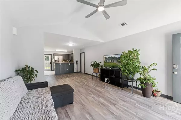 28 Twin Oaks PL, Savannah, GA 31407