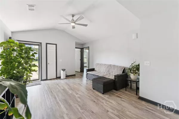 28 Twin Oaks PL, Savannah, GA 31407