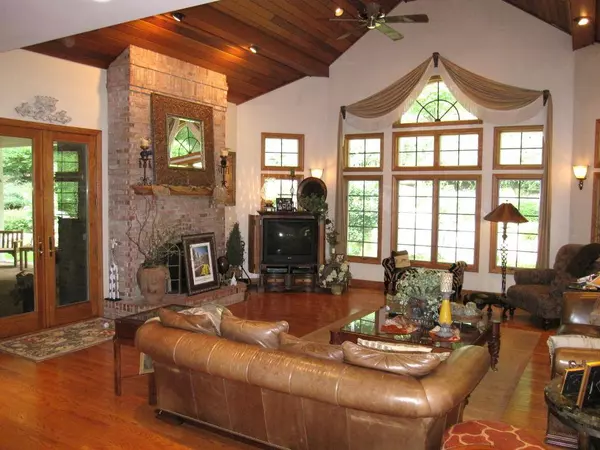 17 Hunters Path, Montgomery Twp., NJ 08558