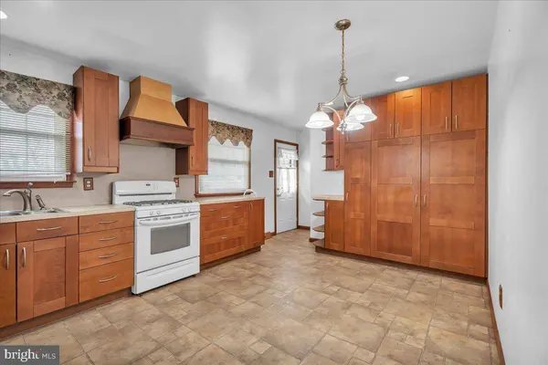 810 ASBURY AVE, National Park, NJ 08063