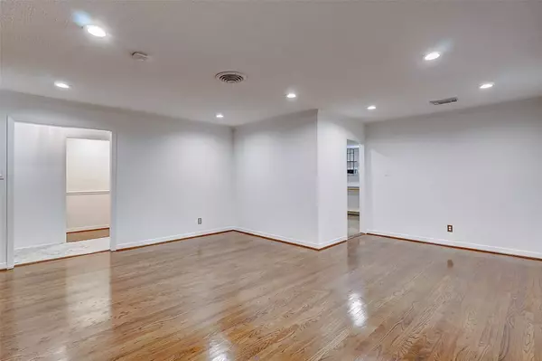 1202 Shadeland DR, Houston, TX 77043