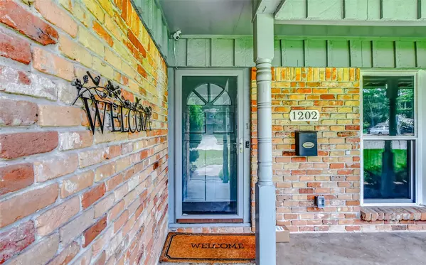 1202 Shadeland DR, Houston, TX 77043
