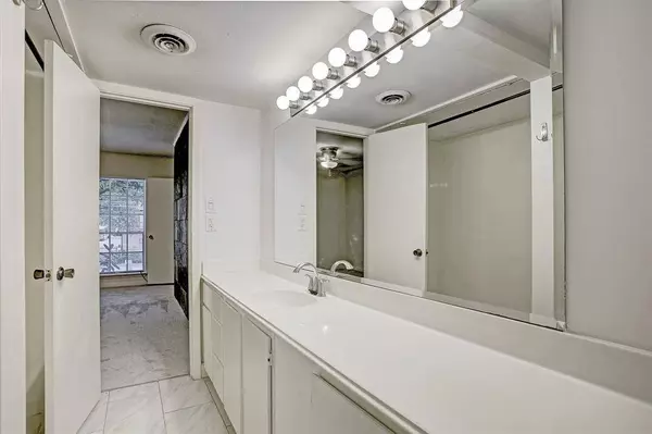 3400 Timmons Lane #2, Houston, TX 77027