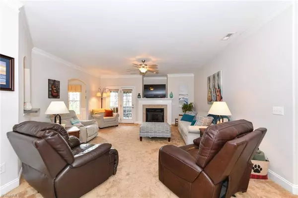 913 Aquaview DR, Kernersville, NC 27284