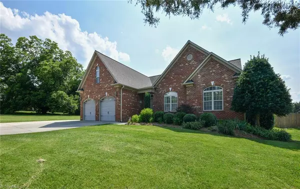 913 Aquaview DR, Kernersville, NC 27284