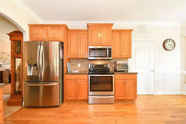 913 Aquaview DR, Kernersville, NC 27284