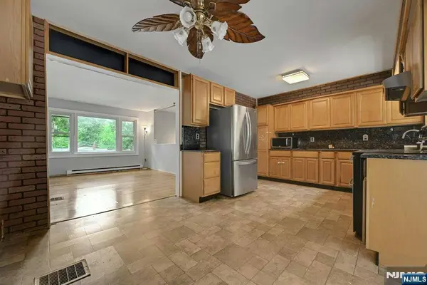 16 Essex RD, Sussex, NJ 07461