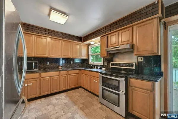 16 Essex RD, Sussex, NJ 07461