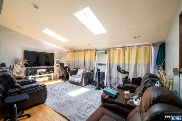 233-12 Nesbit TER, Irvington, NJ 07111