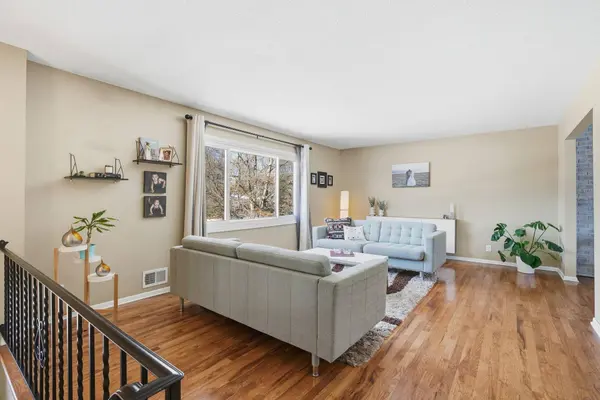 8671 Red Oak DR, Eden Prairie, MN 55347