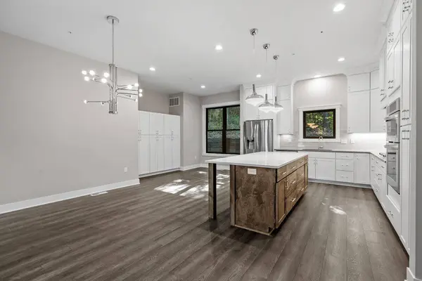 5742 Shady Oak RD S #6, Minnetonka, MN 55343