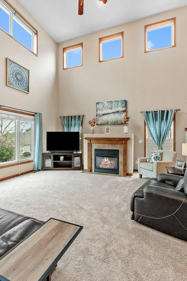 950 Drew DR, Woodbury, MN 55129