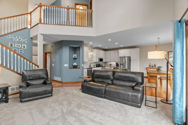 950 Drew DR, Woodbury, MN 55129