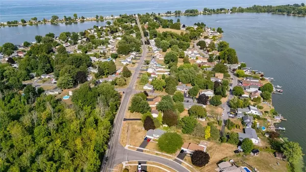 369 Lowden Point RD, Rochester, NY 14612