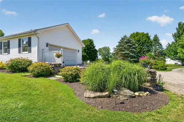 7589 Creamery RD, Bergen, NY 14416