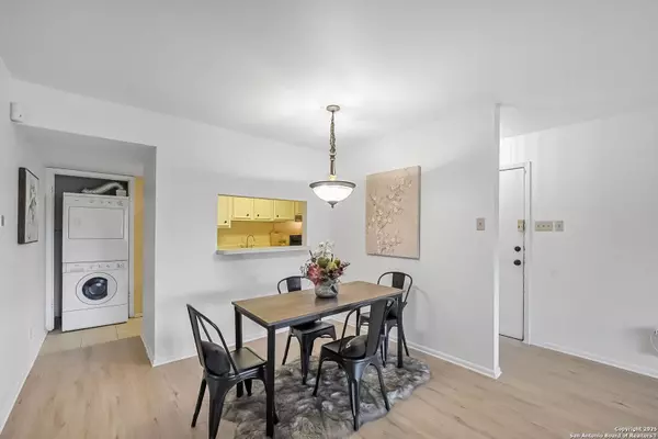 8702 Village Dr UNIT 1005, San Antonio, TX 78217